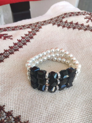Bracelet with pearls and crystals elastic made to order