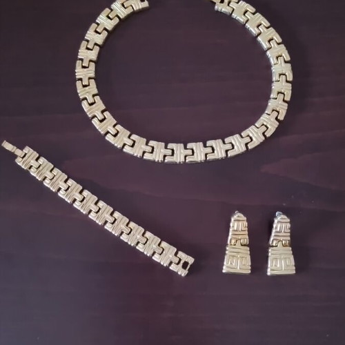 Faux bijoux set like new, gold color