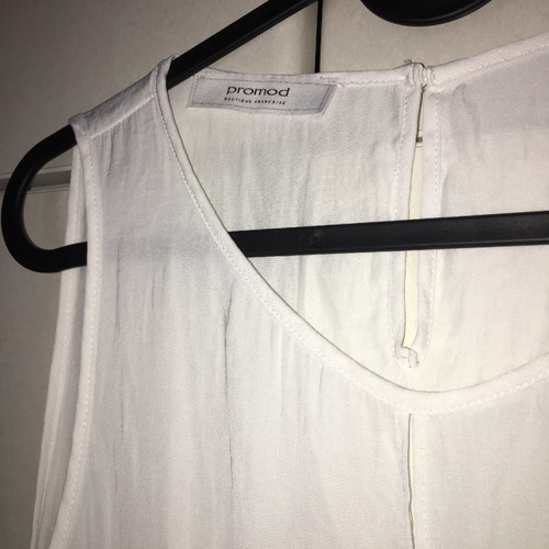 WHITE TOP WITH A KNOT SIZE M