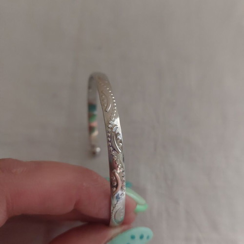 Bracelet thin and light stainless steel like new, silver color