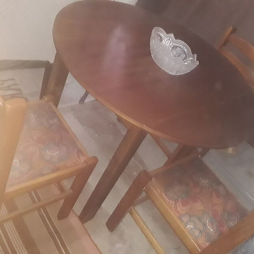 Dining table and 3 chairs like new, extendable both sides