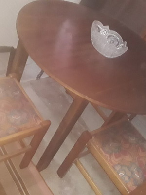 Dining table and 3 chairs like new, extendable both sides