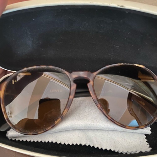 Levi’s sunglasses like new, brown color, authentic