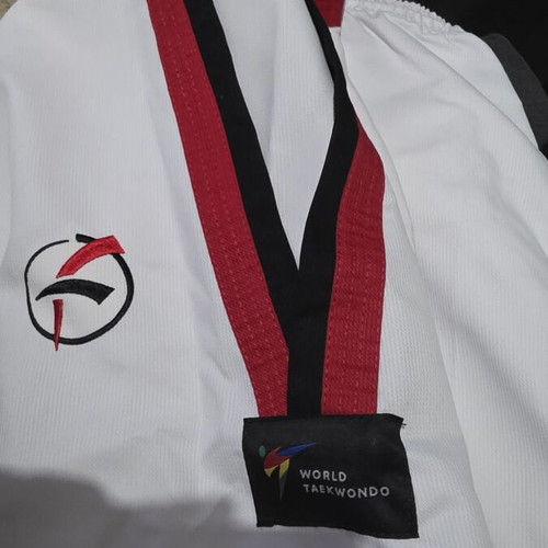 Daedo Taekwondo uniform size 150, white with red and black collar