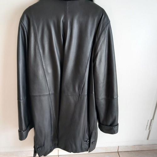 Women's leather jacket black like new, size large with fur collar