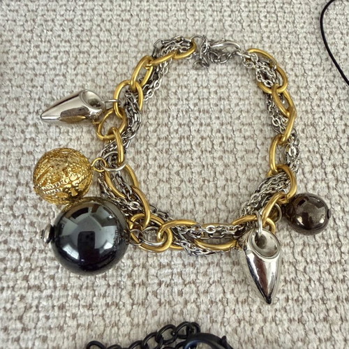 Jewelry set like new, 4 bracelets, 1 necklace, 1 glasses chain black and silver
