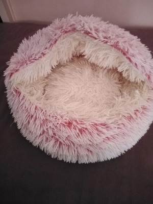 Cat bed envelope style pink and cream like new