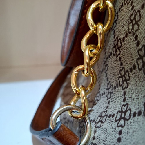Classic women's shoulder bag with chains used, multicolor