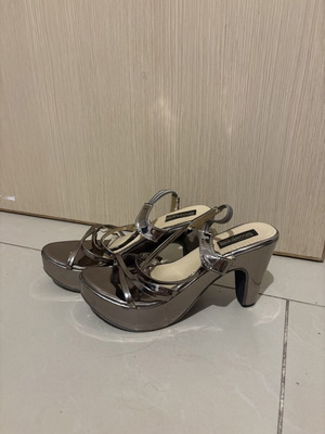 Heels like new, size 38.5, silver