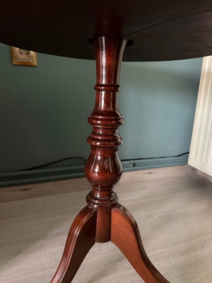 Wooden solid coffee table like new, varnished