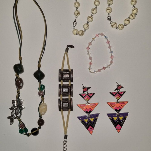 Various necklaces, bracelets and earrings like new