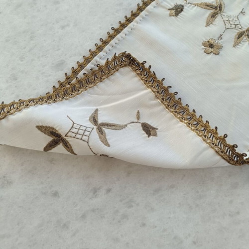 Vintage decorative table runner 39×23 cm with embroidery, used
