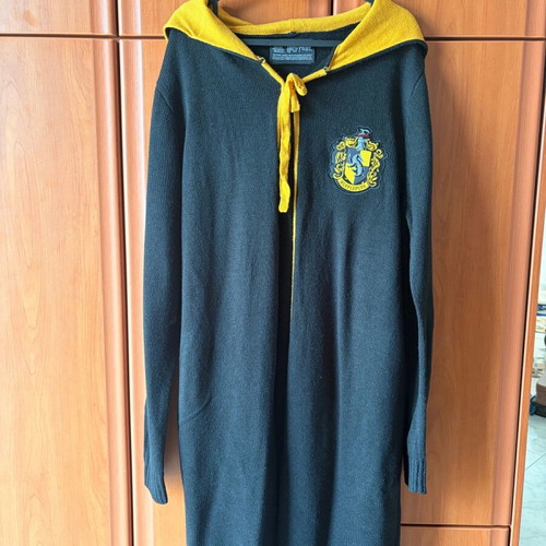 Harry Potter knit Hufflepuff cape size M like new