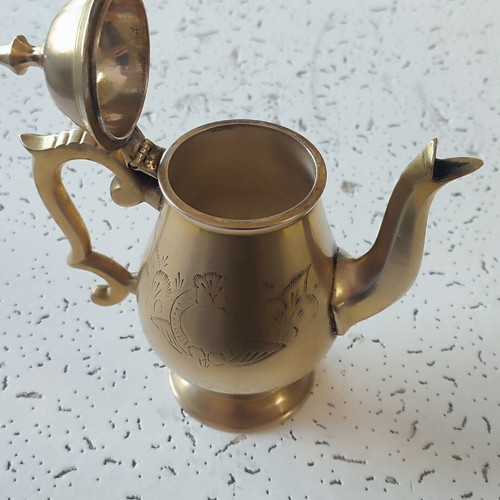 Old teapot, dated 1920-65, possibly Great Britain