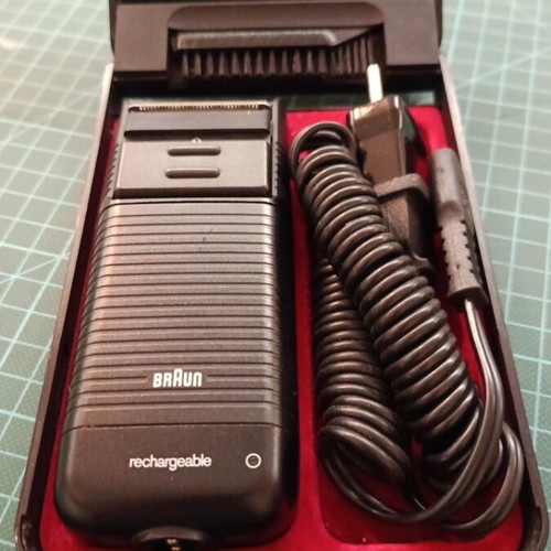Braun electric shaver used, for parts or repair with case and charger