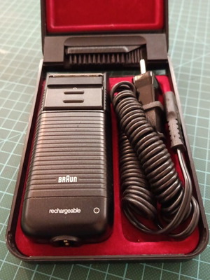 Braun electric shaver used, for parts or repair with case and charger