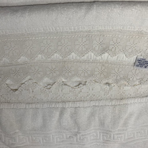 Body towels set of 2 with ancient Greek design and lace, like new