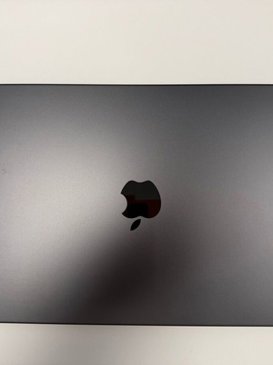Apple MacBook Pro 14-inch M5 Max 18-core CPU 32-core GPU 36GB 2TB Space Black like new