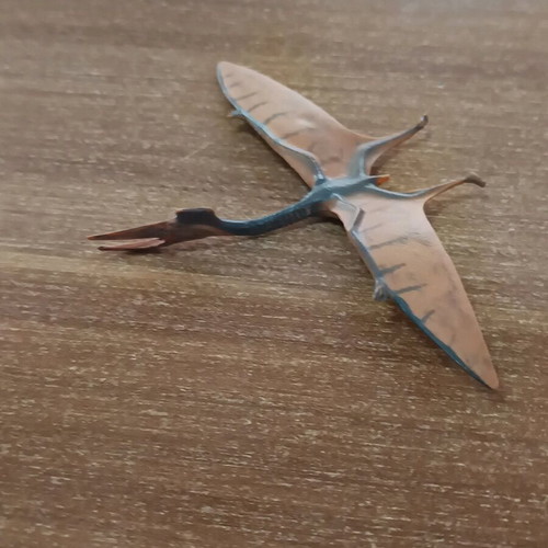 Quetzalcoatlus flying dinosaur figure like new, 8x11cm