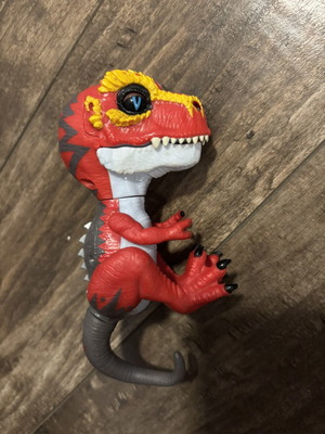 WowWee Fingerlings Baby Velociraptor Electronic Dinosaur Toy