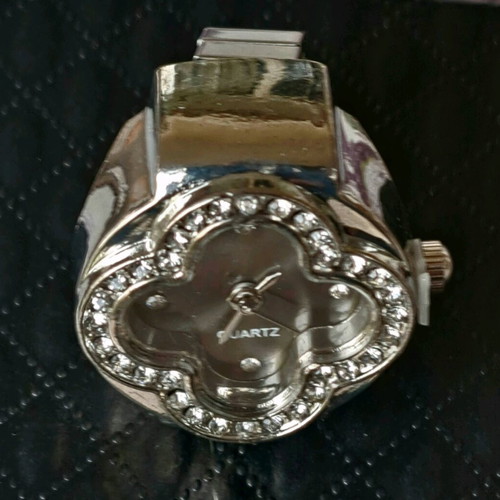 Four-leaf clover ring watch with crystals and black dial like new