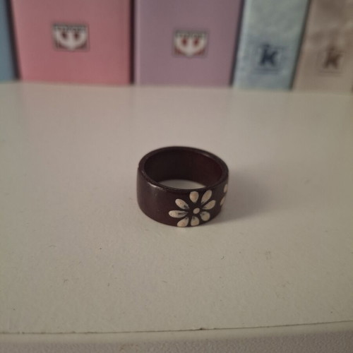 Wooden ring with three daisies, 2 cm diameter