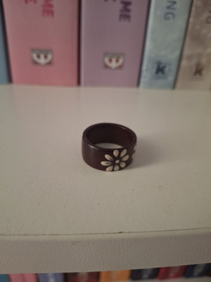 Wooden ring with three daisies, 2 cm diameter