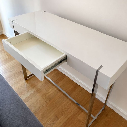 Console table used with white lacquer and metal base