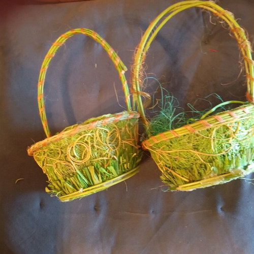 Vintage Easter basket like new with egg and flowers
