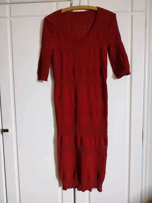Long red dress like new that sculpts the body