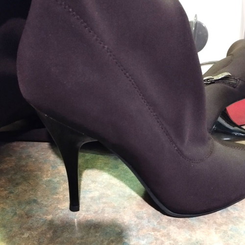 Boots like new with high heel and buckle design size 37