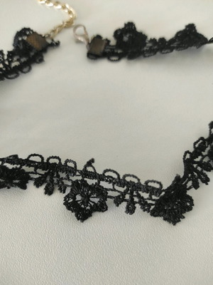 Τσόκερ κολιέ σαν καινούργιο με κεντητά μαύρα λουλούδια