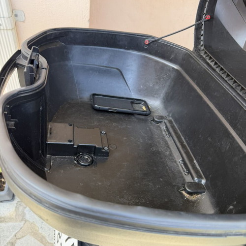 Motorcycle top case 45 liters like new with base