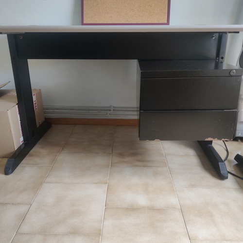 Desk used 80x120 cm with two spacious drawers