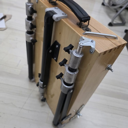 Painting case with foldable easel legs