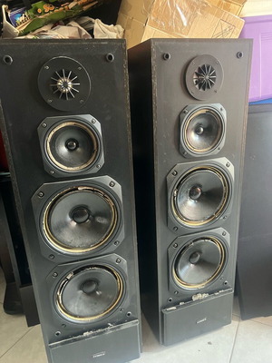Floor-standing speakers used with damage, 2 boxes