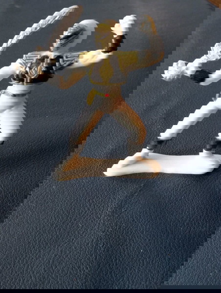 φιγούρα απεικονίζει τον White Ranger από τους Power Rangers