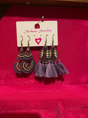 Set of 2 pairs of metal earrings new, in purple shades