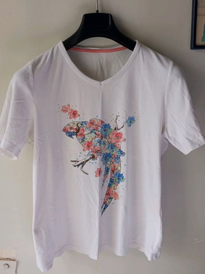 Summer women's white t-shirt size M like new