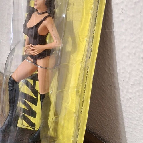 Milo Manara Jolanda #38 Altaya collectible figure new, sealed