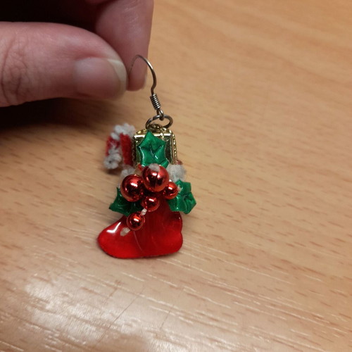 Christmas hanging earrings like new, red and green pair