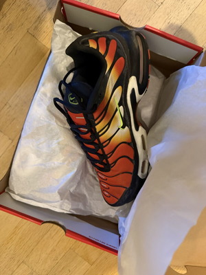 Nike Air Max Plus sneakers size 43 used, black and red
