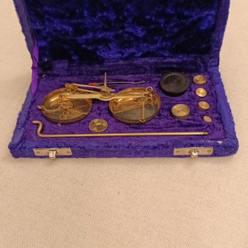 Vintage scale like new, brass in velvet case