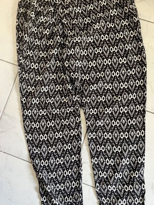 Zara patterned pants with pockets and ankle zippers, black and white