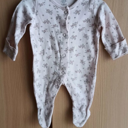 Baby bodysuits like new, pack of 8, size 50 newborn