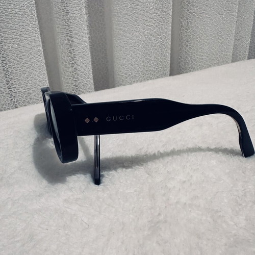 Gucci sunglasses like new, black and gold