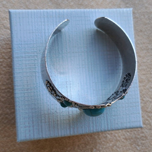 Bracelet cuff like new with turquoise and haolite stones
