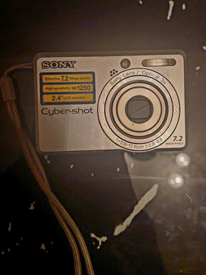 Camera Sony Cybershot μεταχειρισμένη με 3x zoom και λουράκι χεριού