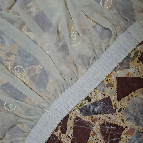 Set of two ready-sewn curtains in sugar color with embroidered designs