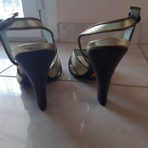 Leather sandals gold like new